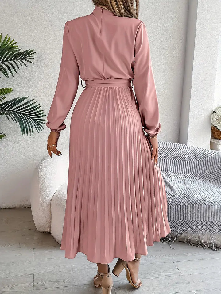 Drune | Schlichtes Kleid mit Stehkragen und Plissiertem Gürtel