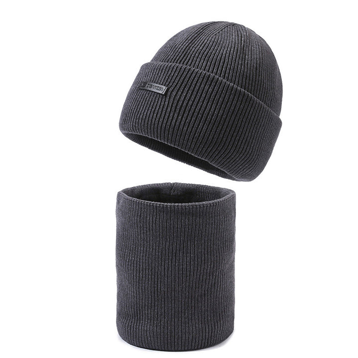 Wärmendes Set aus Strickmütze und Nackenwärmer