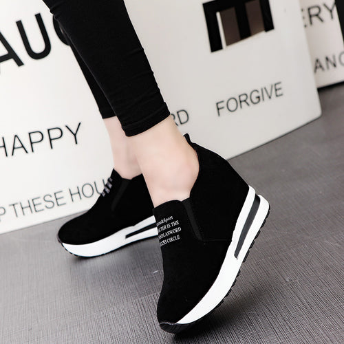 Damen nan Keilabsatz-Sneaker mit Samtoptik und elastischen Einsätzen Drune
