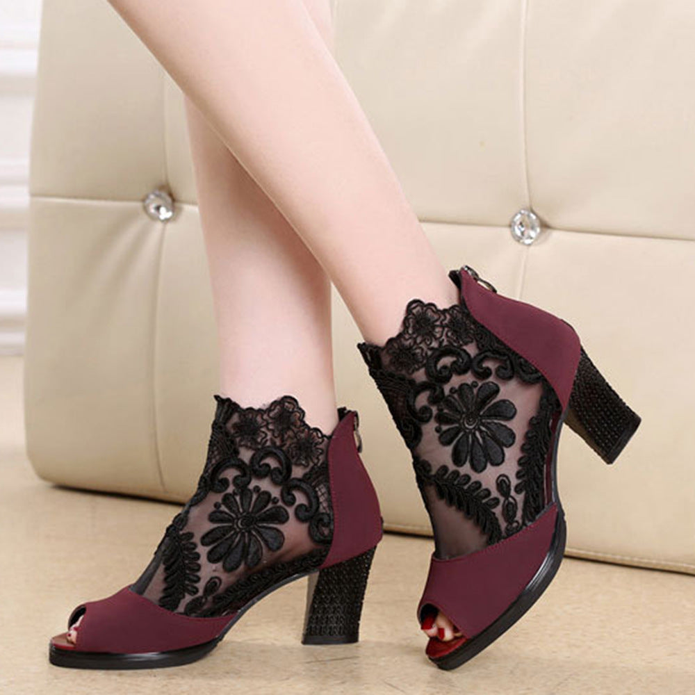 Damen nan Stiefelette mit offenem Zehenbereich, Spitzenobermaterial, floraler Stickerei und komfortablem Blockabsatz Drune