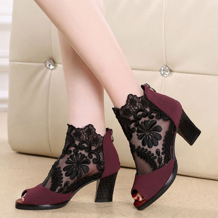 Damen nan Stiefelette mit offenem Zehenbereich, Spitzenobermaterial, floraler Stickerei und komfortablem Blockabsatz Drune
