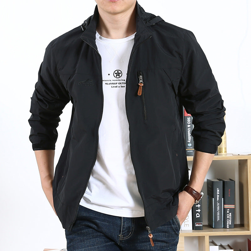 Herren leichte wind- und wasserabweisende Softshelljacke mit Kapuze, Brustreißverschluss und verstellbaren Ärmelabschlüssen Drune