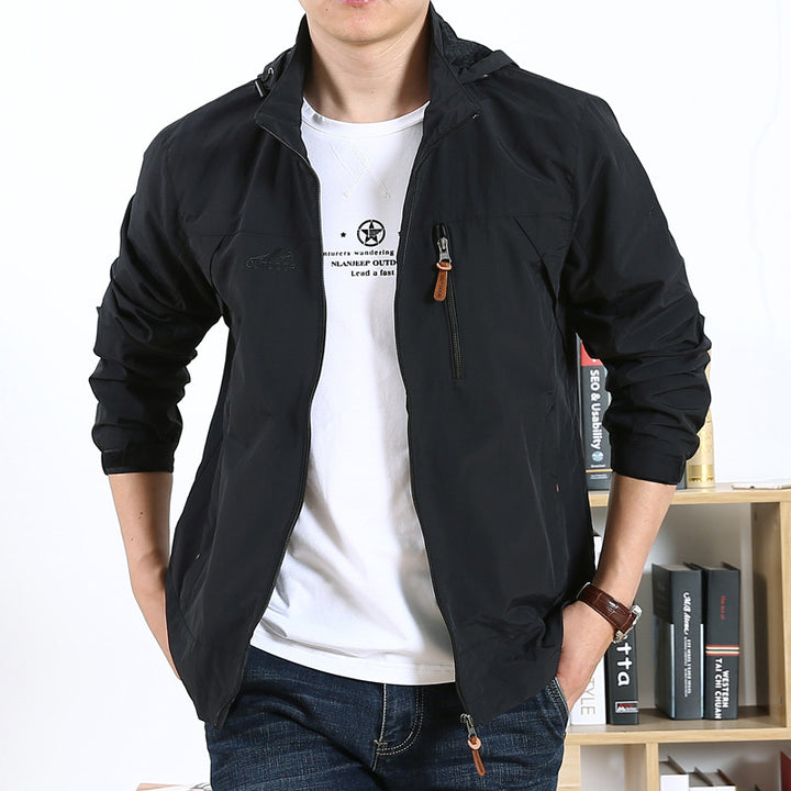 Herren leichte wind- und wasserabweisende Softshelljacke mit Kapuze, Brustreißverschluss und verstellbaren Ärmelabschlüssen Drune