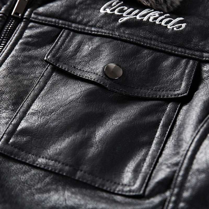 Herren Lederimitatjacke mit Kunstfellkragen und militärischen Abzeichen Drune