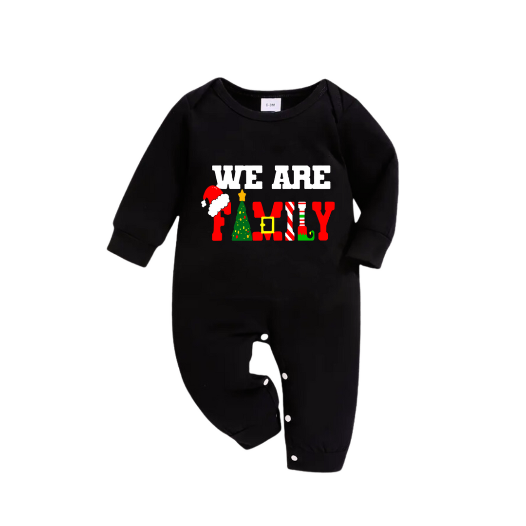 Drune | Weihnachten "Wir sind Familie" Textdruck schwarzes Langarmoberteil mit grün-schwarzem kariertem Familien-Pyjama