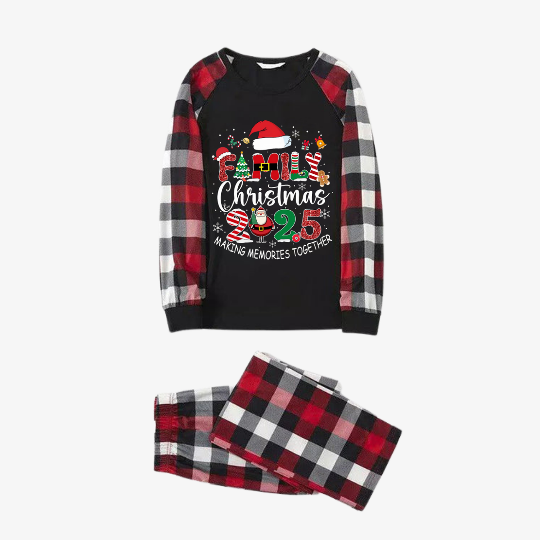 Drune | Rote und graue karierte Weihnachts-Pyjama-Set mit dem Textdruck "Familienweihnachten 2025 Gemeinsam Erinnerungen schaffen"