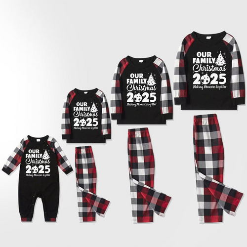 Drune | Christmas Süße Cartoon Weihnachtsmann Hut Muster und '2025 FAMILIEN Weihnachten' Buchstaben Druck Kontrast Tops und Rot & Schwarz & Weiß Karierte Hose Familien passende Pyjamas Set mit Hund Bandana