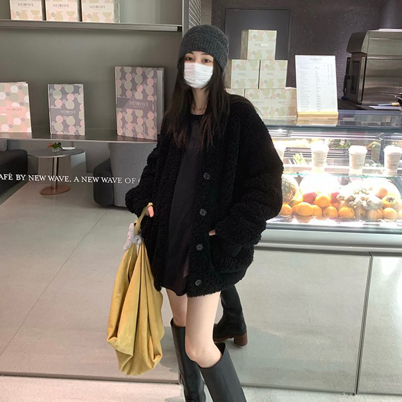 Damen-Mantel aus 100% Lammwolle mit V-Ausschnitt