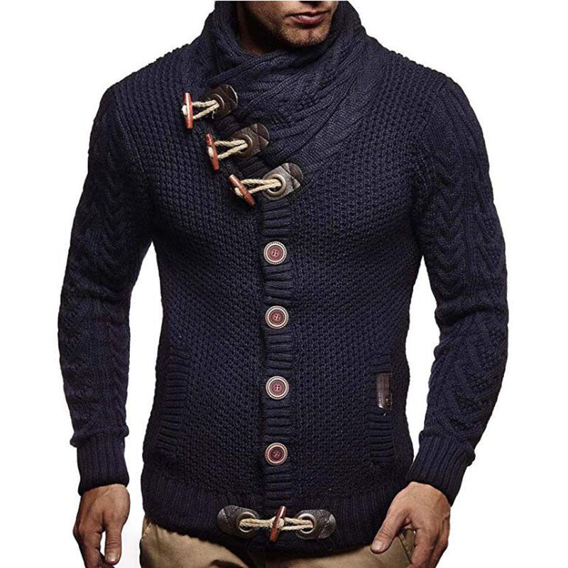 Herren nan Strickcardigan mit hohem Schalkragen, Zopfmuster und Knebelverschlüssen Drune