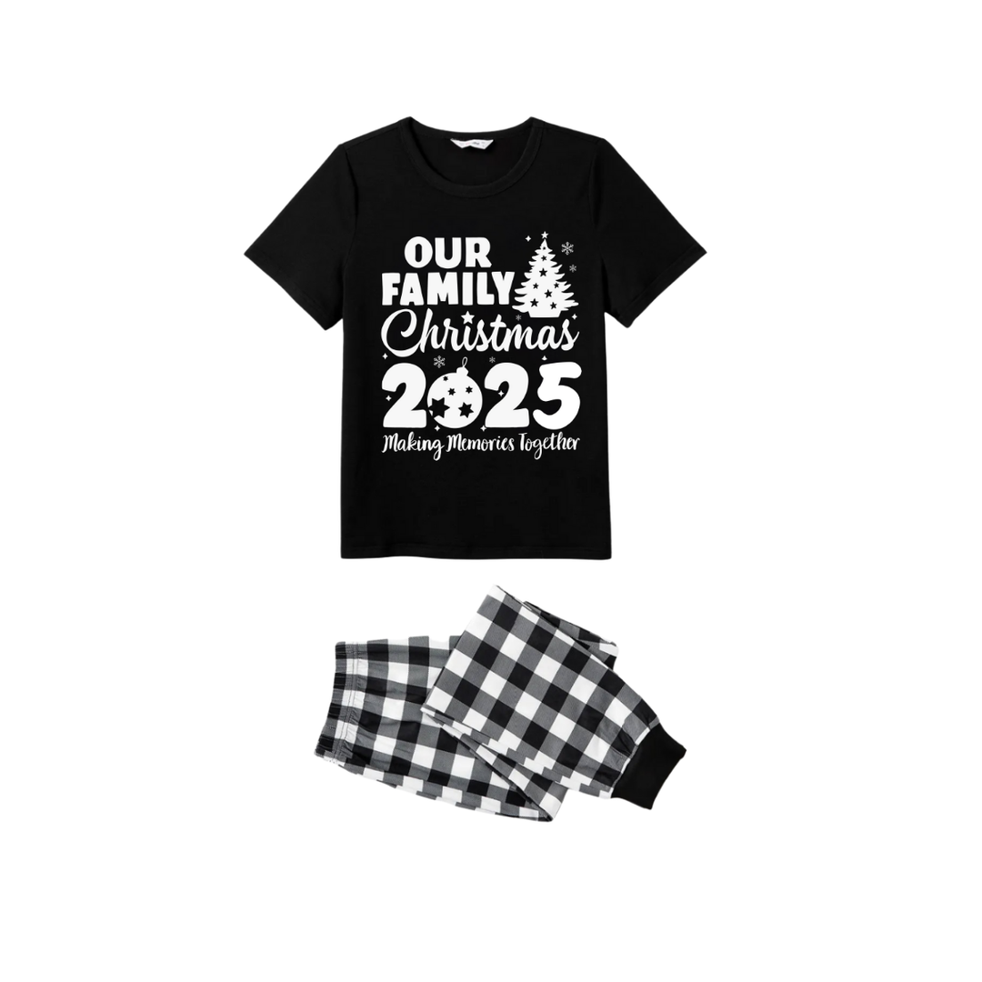 Drune | Unser Familien-Weihnachten 2025 Pyjama Set - Schwarzes Oberteil Schwarze und weiße kariertes Hosen Weißer Grafiktext Baum