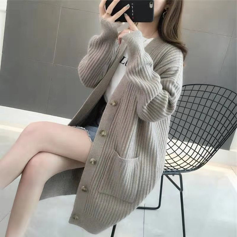 Damen Grobstrick Cardigan mit tiefem V-Ausschnitt und eleganten Knopfdetails Drune
