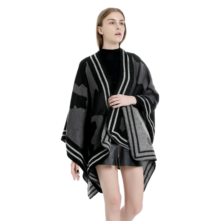 Damen Oversize-Feinstrick-Ruana mit abstraktem Jacquard und kontrastierter Kantenbordüre Drune