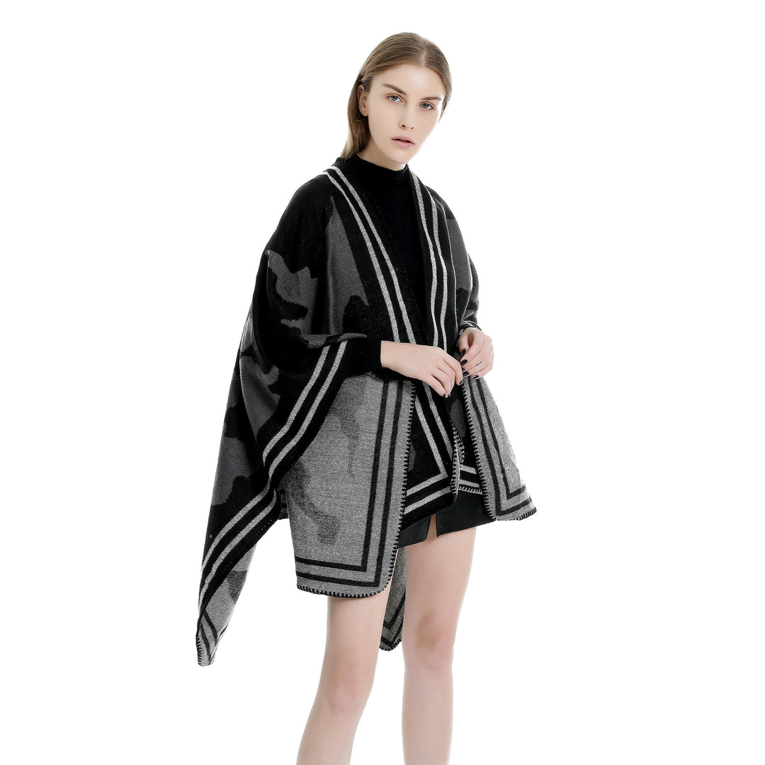 Damen Oversize-Feinstrick-Ruana mit abstraktem Jacquard und kontrastierter Kantenbordüre Drune