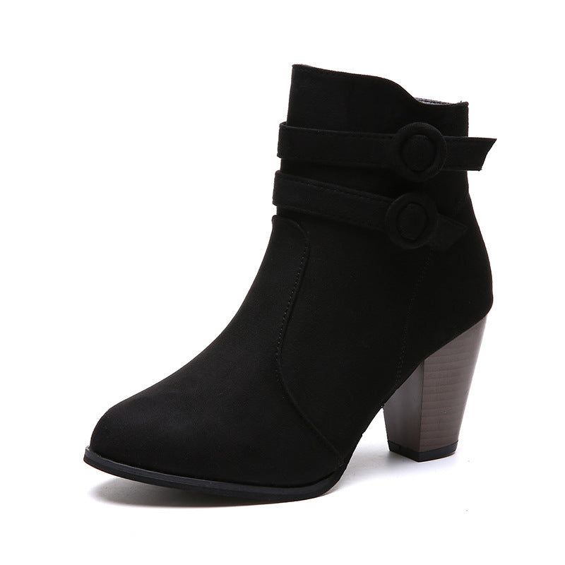 Damen nan elegante Kurzstiefelette in Veloursoptik mit doppelt umlaufendem Zierriemen und konisch gestapeltem Absatz Drune