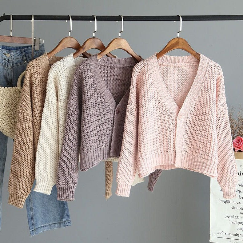 Damen kurze Strickjacke mit tiefem V-Ausschnitt und besonderen Knopfdetails Drune