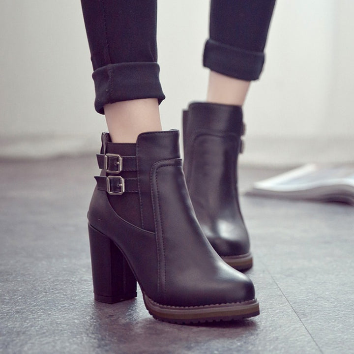 Damen nan knöchelhohe Stiefelette mit hohem Blockabsatz, zwei verstellbaren Riemen und profilierter Laufsohle Drune