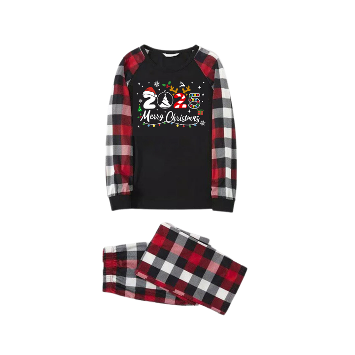 Drune | "2025 Frohe Weihnachten" Text und Weihnachtsmannmütze Druckmuster - Schwarzes Oberteil mit rot-schwarz-weißen karierter Ärmeln - Familien passende Pyjamas