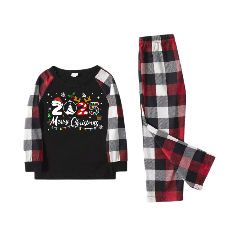 Drune | "2025 Frohe Weihnachten" Text und Weihnachtsmannmütze Druckmuster - Schwarzes Oberteil mit rot-schwarz-weißen karierter Ärmeln - Familien passende Pyjamas