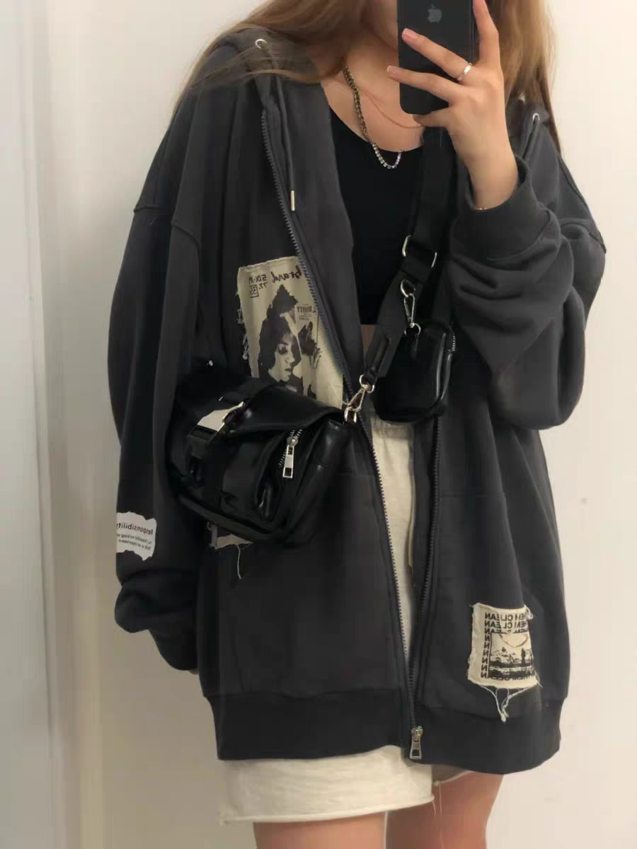 Drune | Hoodie mit gepatchten Bildern und Reißverschluss