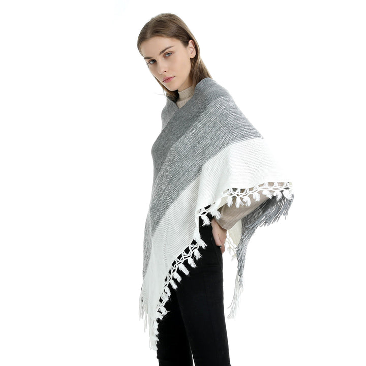 Damen Strick‑Ruana‑Poncho mit V‑Ausschnitt, asymmetrischem Zipfel und gehäkelten Fransen Drune
