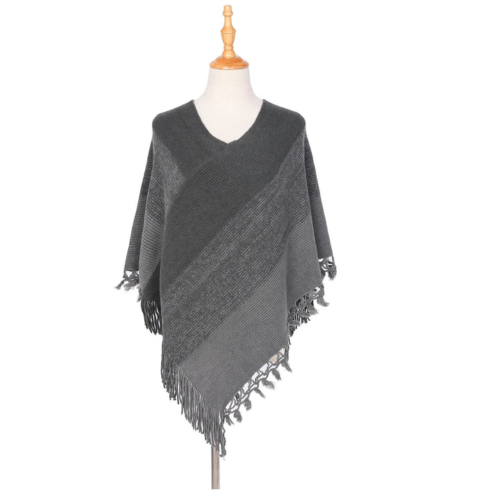Damen Strick‑Ruana‑Poncho mit V‑Ausschnitt, asymmetrischem Zipfel und gehäkelten Fransen Drune