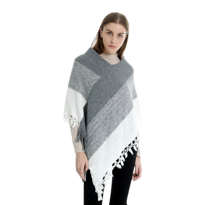 Damen Strick‑Ruana‑Poncho mit V‑Ausschnitt, asymmetrischem Zipfel und gehäkelten Fransen Drune