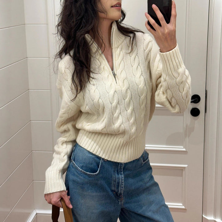 Zopfmuster-Strickpullover mit Reißverschluss und Stickerei