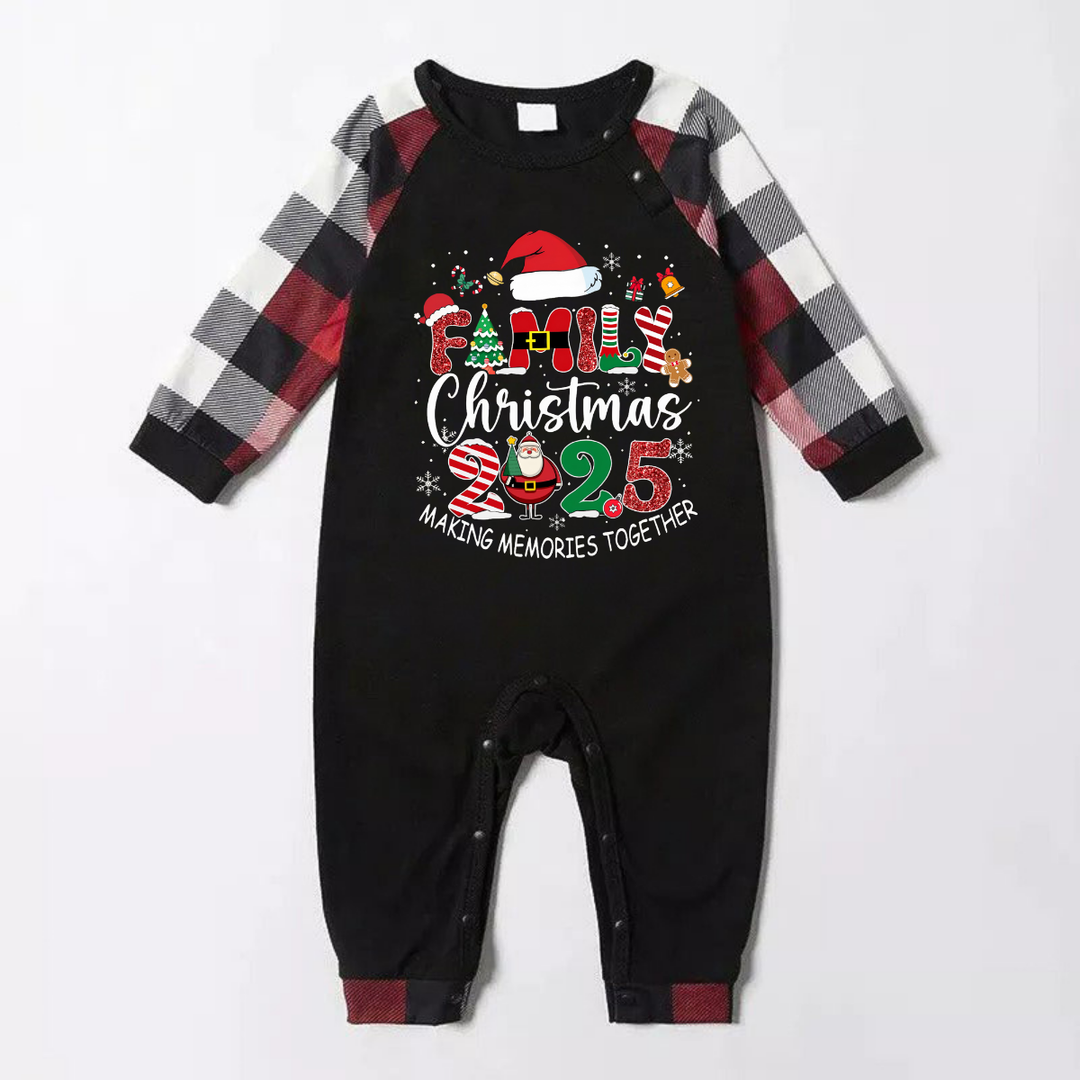 Drune | Rote und graue karierte Weihnachts-Pyjama-Set mit dem Textdruck "Familienweihnachten 2025 Gemeinsam Erinnerungen schaffen"