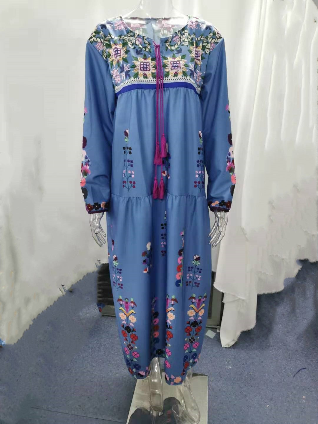 Damen nan besticktes Maxikleid mit langen Ärmeln, Quastenverschluss und folkloristischer Stickerei Drune