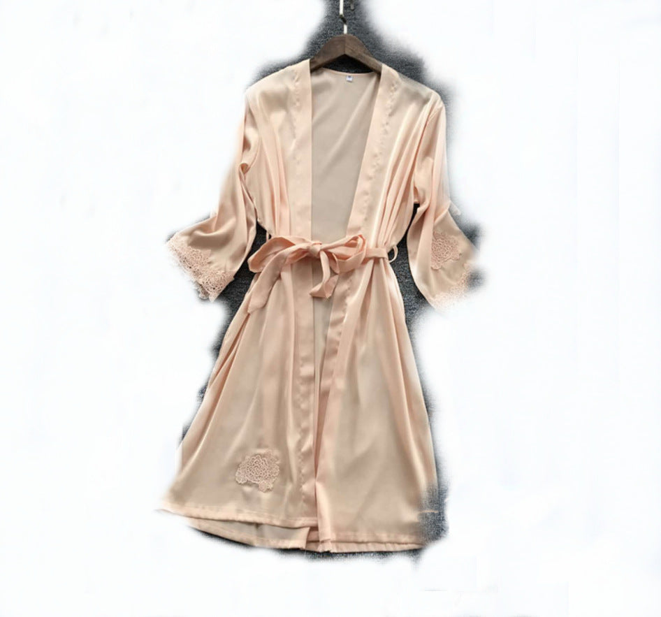 Damen Satin Hausmantel mit feinen Spitzenakzenten und verstellbarem Gürtel Drune