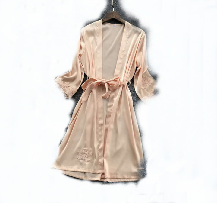 Damen Satin Hausmantel mit feinen Spitzenakzenten und verstellbarem Gürtel Drune