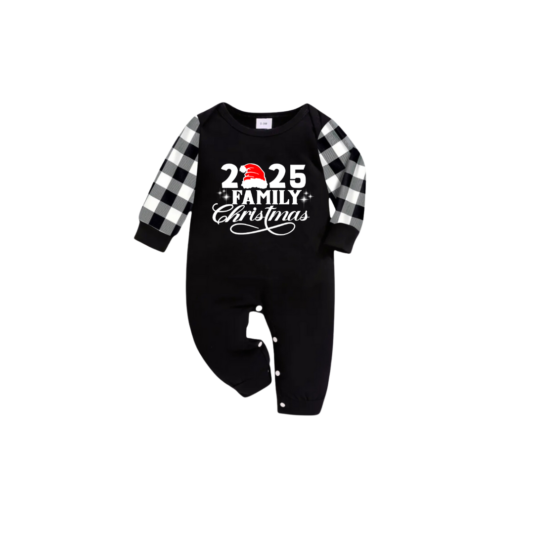 Drune | 2025 Familie Weihnachts-Pyjama-Set - Schwarzes Oberteil Schwarze und Weiße Karo-Hosen Weißen Text Grafik
