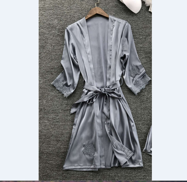 Damen Satin Hausmantel mit feinen Spitzenakzenten und verstellbarem Gürtel Drune