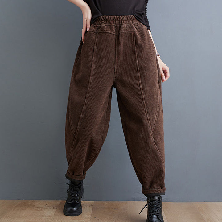 Gefütterte Cord-Karottenhose mit elastischem Bund