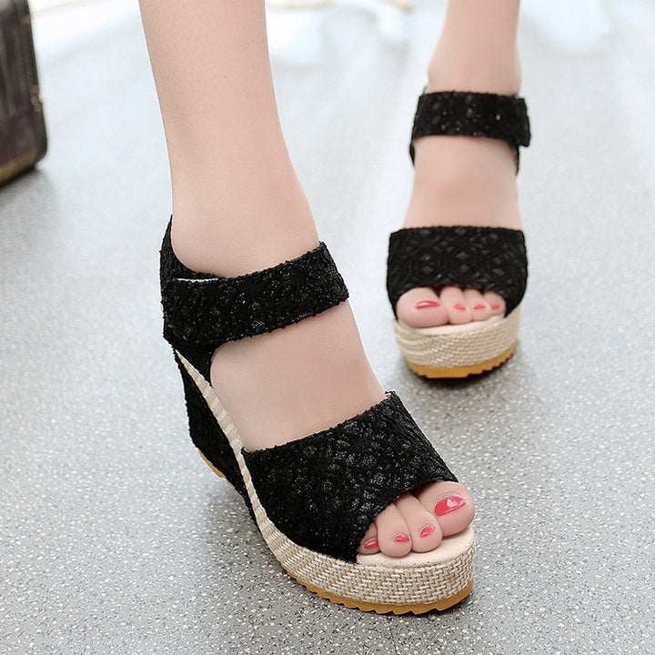 Damen nan elegante Keil-Espadrille mit gewebter Bastplattform, strukturiertem Textilobermaterial und verstellbarem Klettriemen Drune