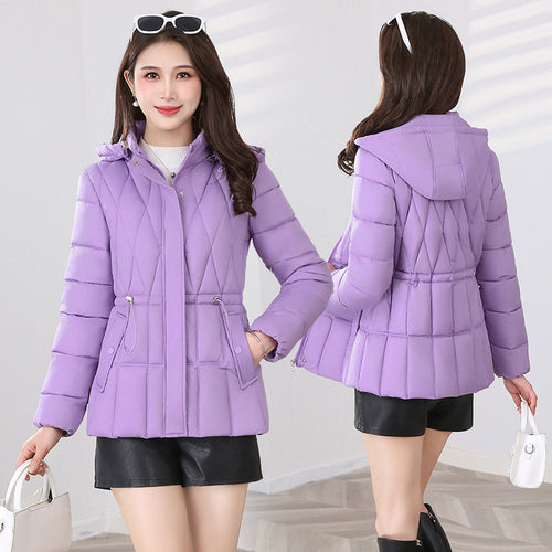 Kurze, gefütterte Damenjacke mit Kapuze