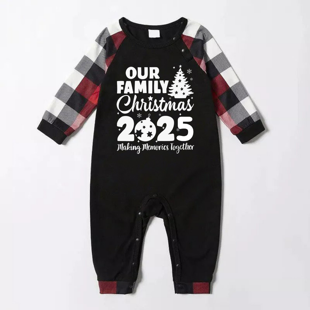 Drune | Christmas Süße Cartoon Weihnachtsmann Hut Muster und '2025 FAMILIEN Weihnachten' Buchstaben Druck Kontrast Tops und Rot & Schwarz & Weiß Karierte Hose Familien passende Pyjamas Set mit Hund Bandana