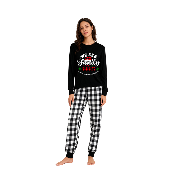 Drune | "Wir sind Familie2025" Santa Hut Monogramm Druck Schwarz Langarmshirt mit Schwarz-Weiß karierten Hosen Familien passende Pyjamas
