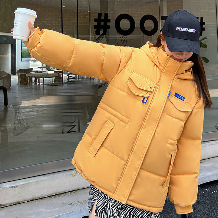 Kurze Damen-Winterjacke in modischem Design