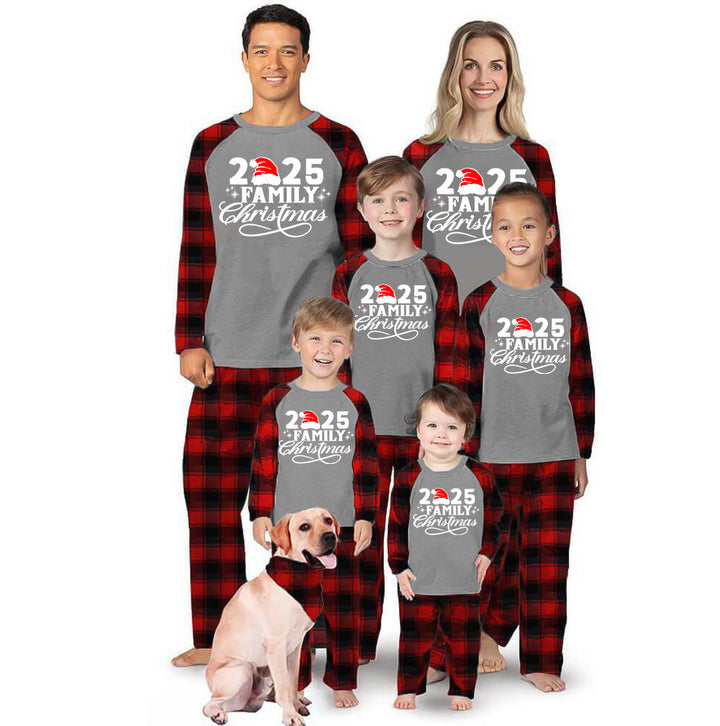 Drune | "2025 Familie Weihnachten" Buchstaben Druck Schwarz & Rot Karierter Familienpassender Grauer Pyjama Mit Hund Bandana