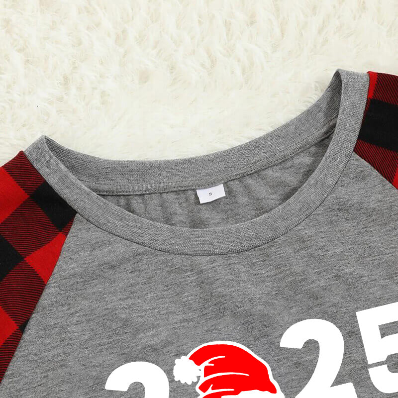 Drune | "2025 Familie Weihnachten" Buchstaben Druck Schwarz & Rot Karierter Familienpassender Grauer Pyjama Mit Hund Bandana