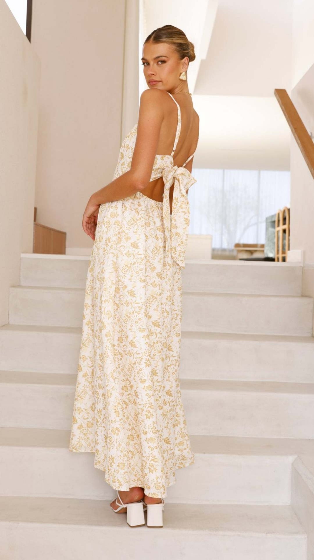 Drune | Langes Kleid mit V-Ausschnitt und Strapsen