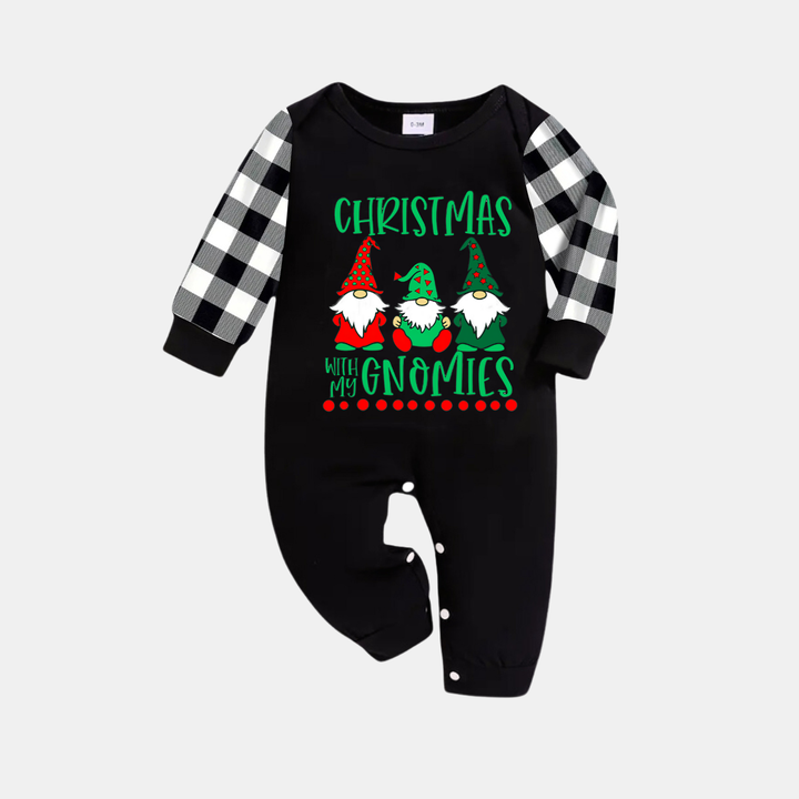 Drune | Schwarz-weißer Karo-Weihnachtsschlafanzug mit "Christmas With My Gnomies" Textdruck