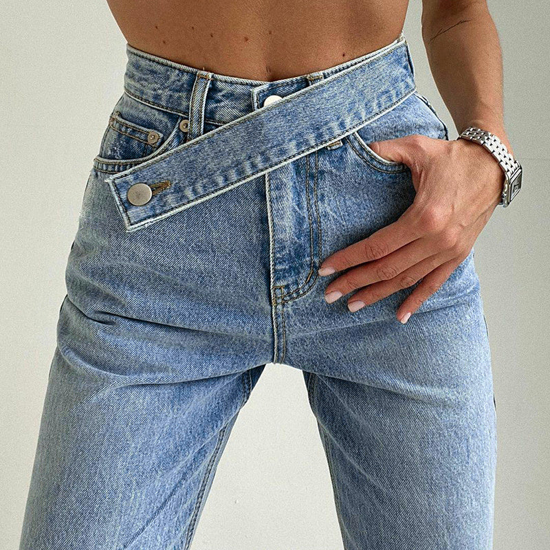 Drune taillierte Jeans mit unregelmäßigem Gürtel in Distressed-Look