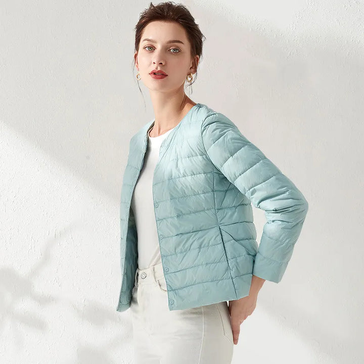 Drune | Leichte, kragenlose und figurbetonende Damen-Daunenjacke