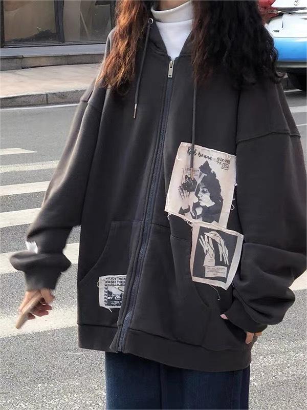 Drune | Hoodie mit gepatchten Bildern und Reißverschluss