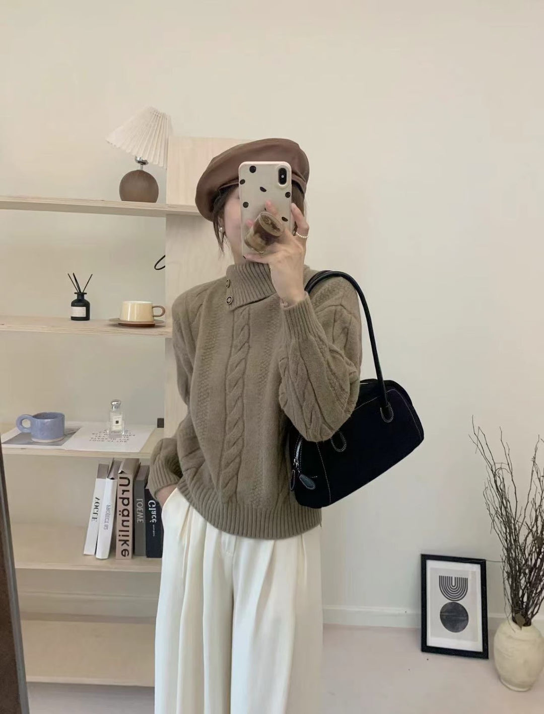 Kurzer Zopfmuster-Pullover mit asymmetrischem Ausschnitt