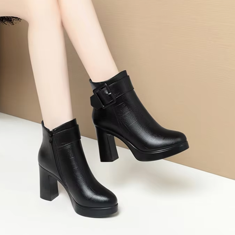 Drune | Flaschenstiefel mit High Heel und Fensterdesign für einen einzigartigen Stil