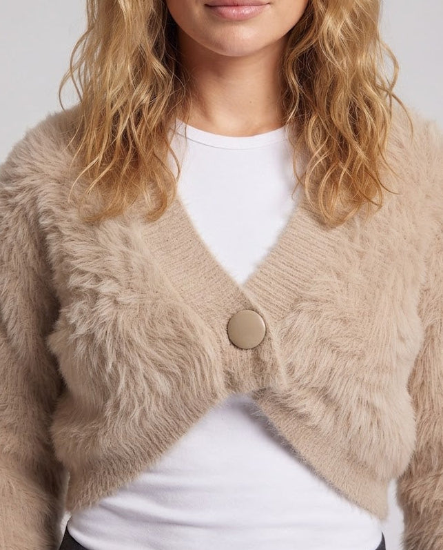 Damen Kurzcardigan aus flauschigem Kunstfell‑Strick mit tiefem V‑Ausschnitt und Zierknopf Drune
