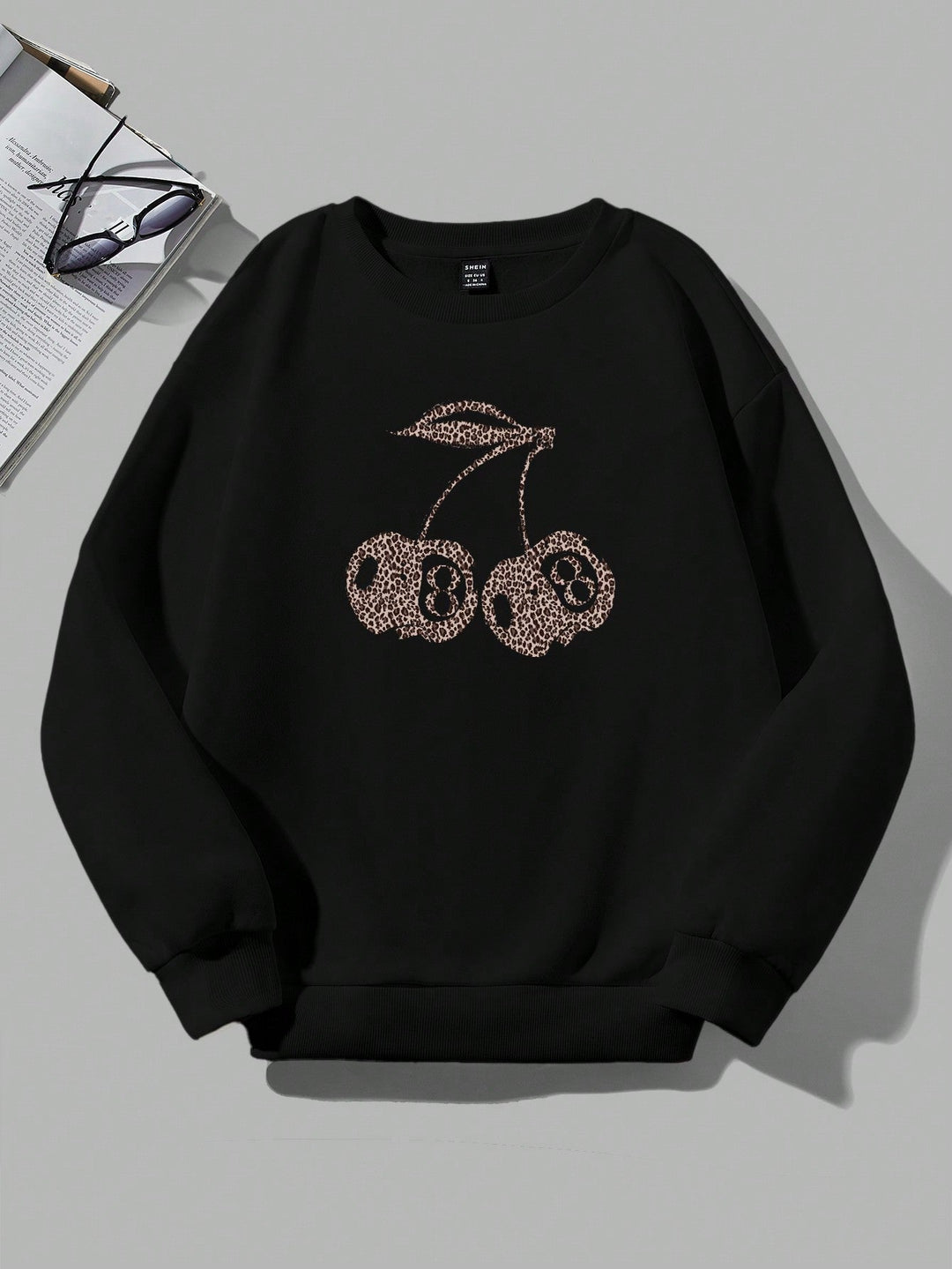 Drune | Lässiges Leopard- und Kirschgrafik-Sweatshirt in Schwarz